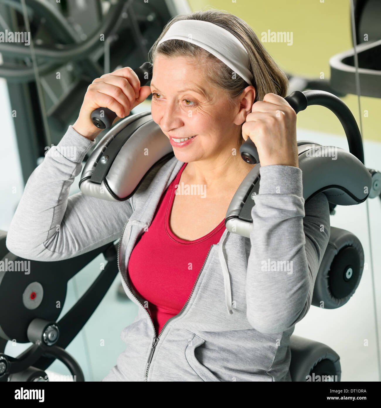 Centro fitness senior esercizio donna sorridente Foto Stock