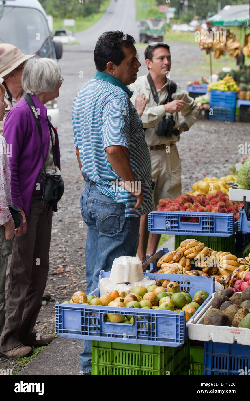 Strada di stallo di frutta. I turisti che vengono servite. Tutti i prodotti coltivati localmente. Banane, Lichee, Pomegranite. Foto Stock