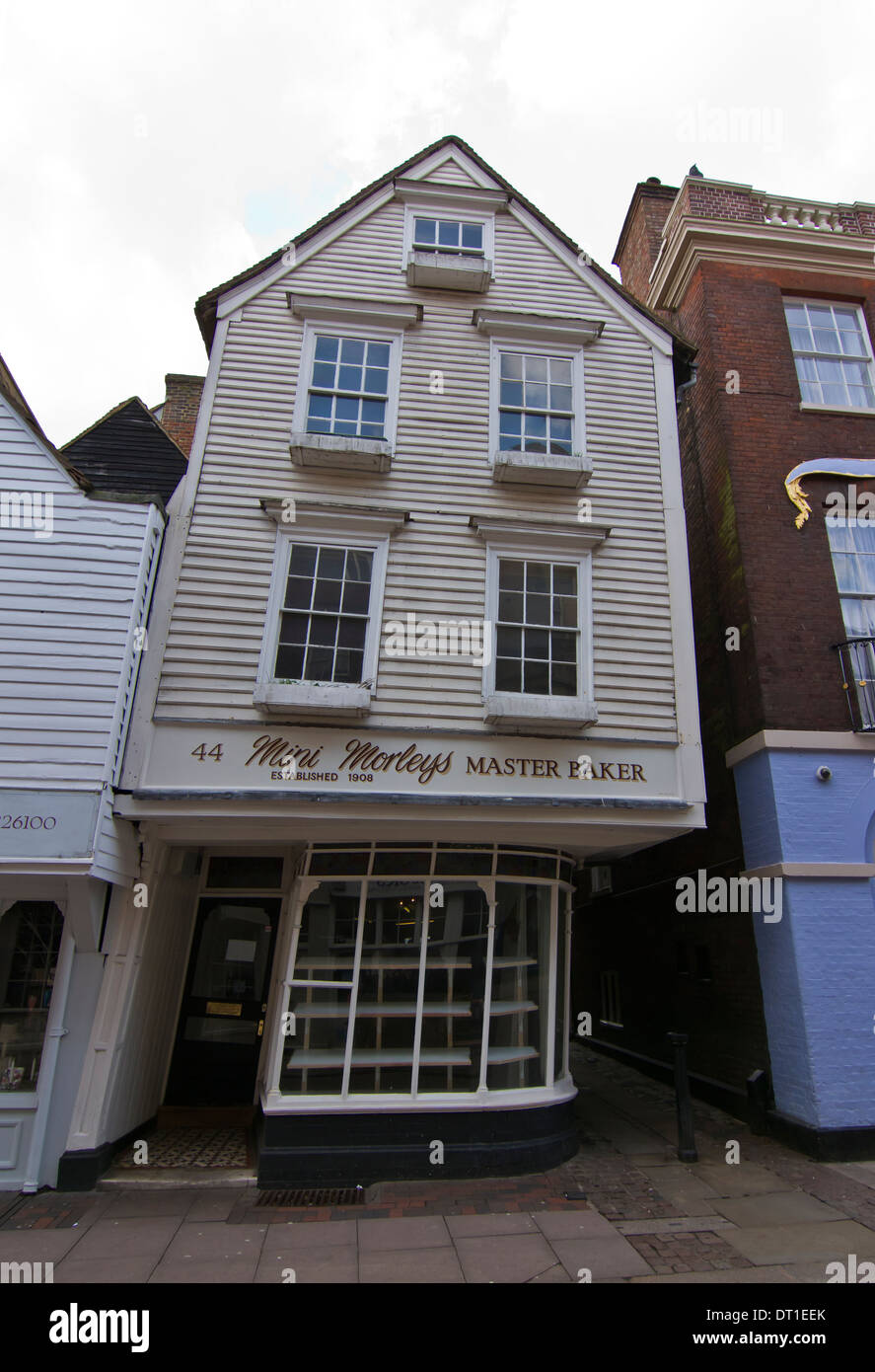 Panettiere locale dell'edificio pendente in Rochester High Street, Kent Foto Stock