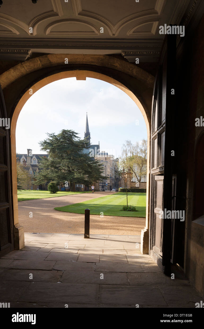 Trinity College in primavera attraverso archway Foto Stock