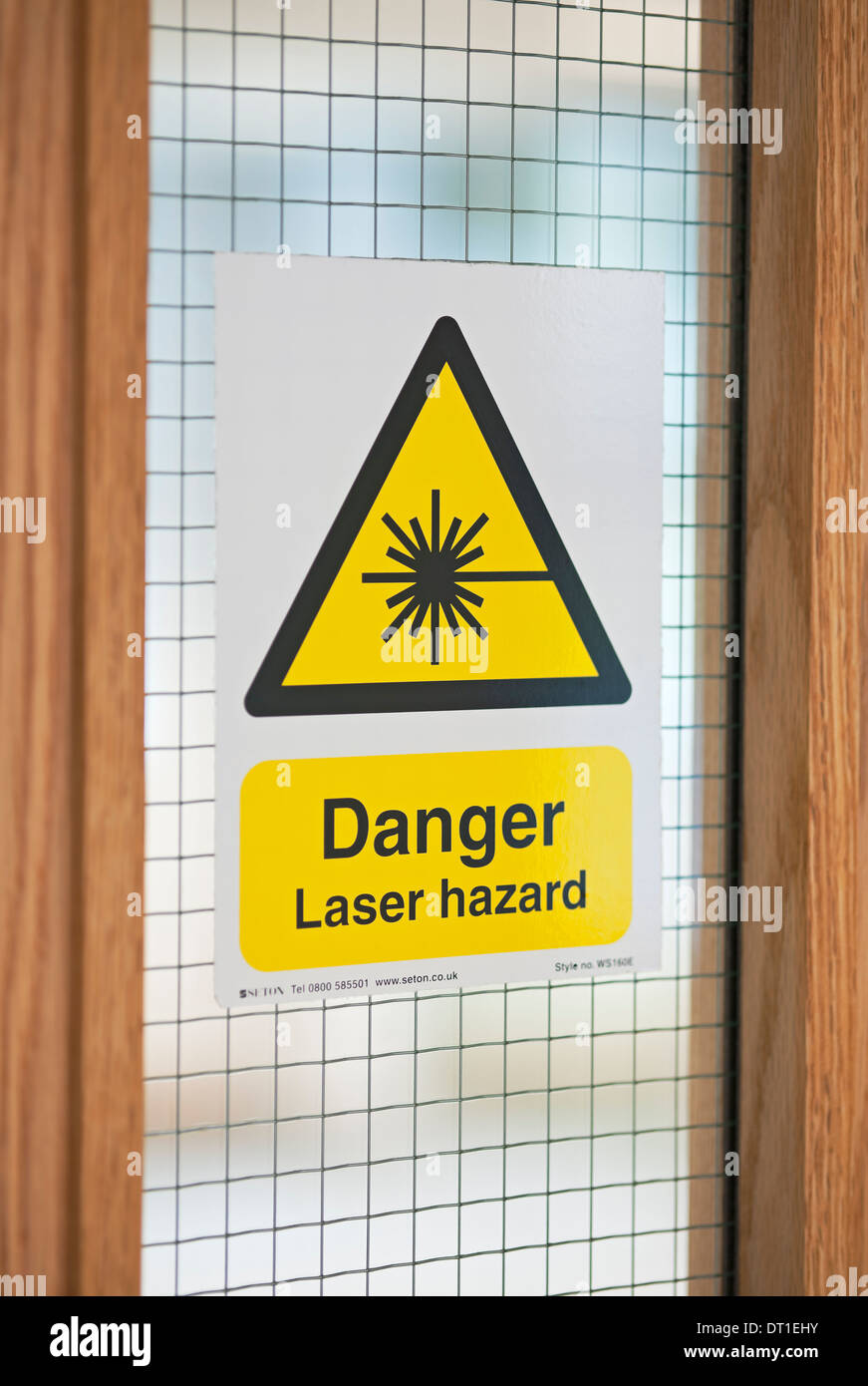 Primo piano del segnale di pericolo laser sul pannello di vetro interno della porta Inghilterra Regno Unito Regno Unito GB Gran Bretagna Foto Stock