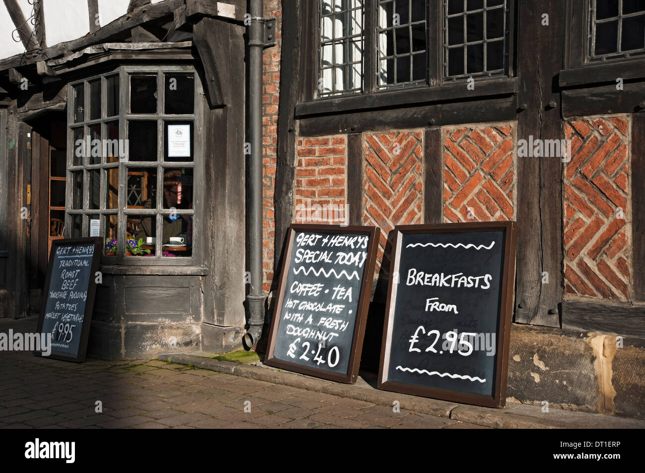 Menu schede fuori ristorante caffetteria nel centro della città York North Yorkshire Inghilterra Regno Unito GB Gran Bretagna Foto Stock