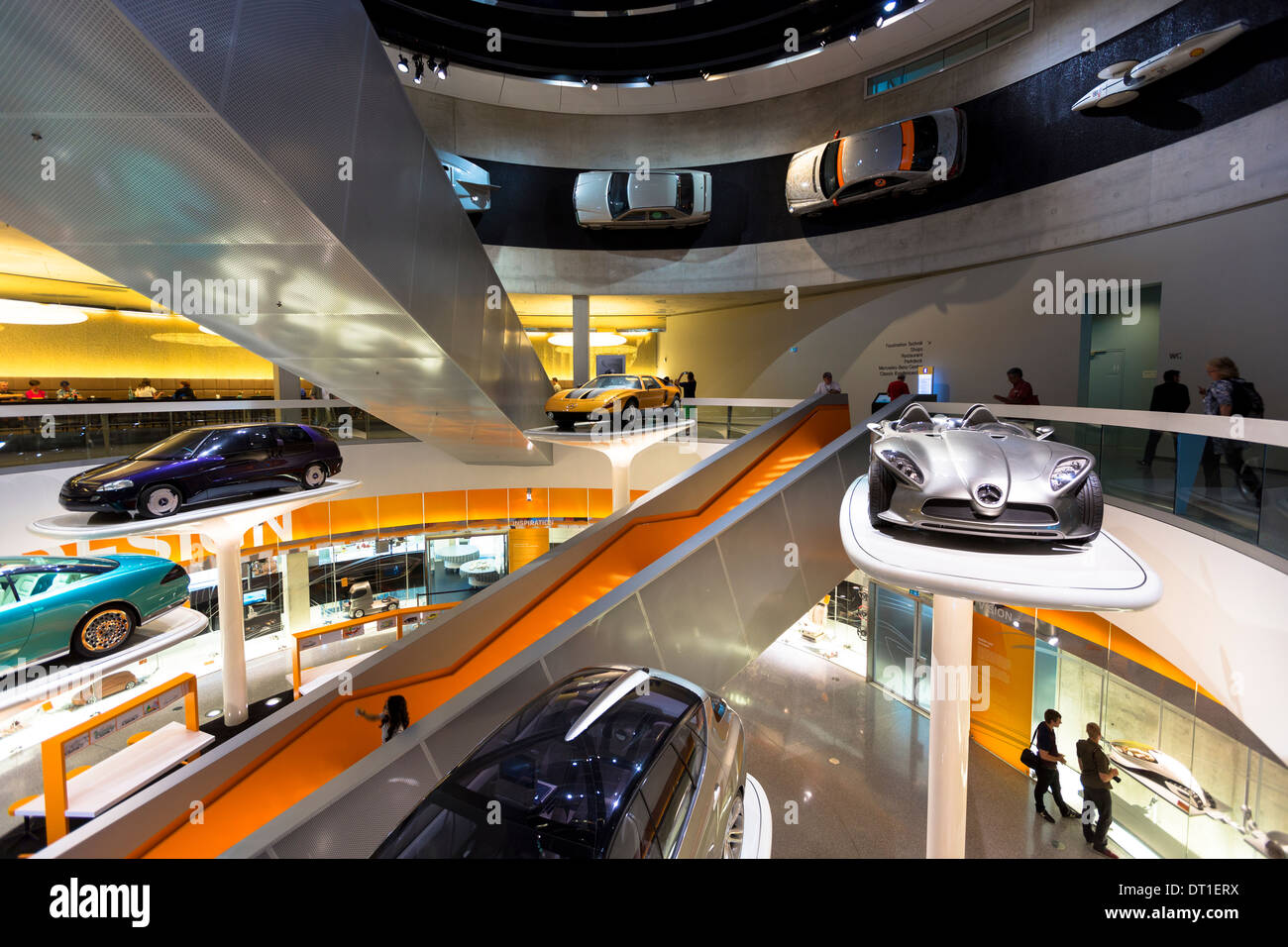 Mercedes-Benz concept car nella galleria del museo di Stoccarda, Baviera, Germania F400 Carving V6 da 2001 (argento), C111 dal 1970 Foto Stock