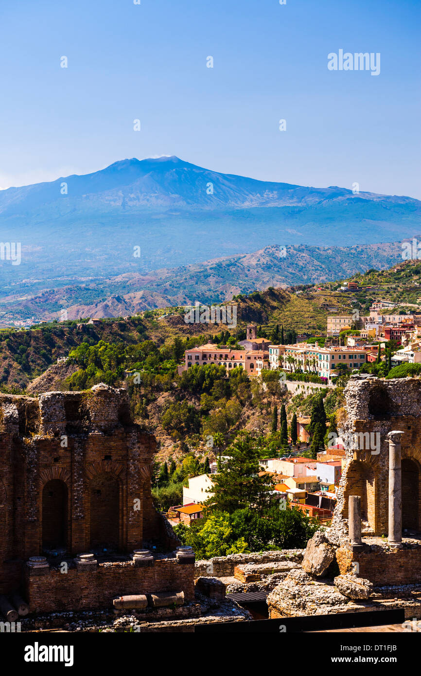Il monte Etna con le rovine del Teatro Greco (teatro antico) di Taormina in primo piano, Sicilia, Italia, Europa Foto Stock