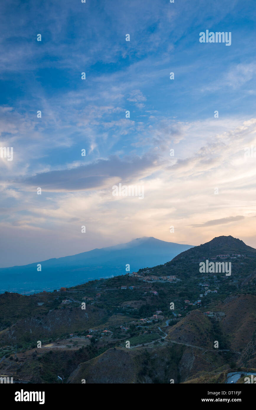 Il monte Etna al tramonto, Sito Patrimonio Mondiale dell'UNESCO, Taormina, Sicilia, Italia, Europa Foto Stock