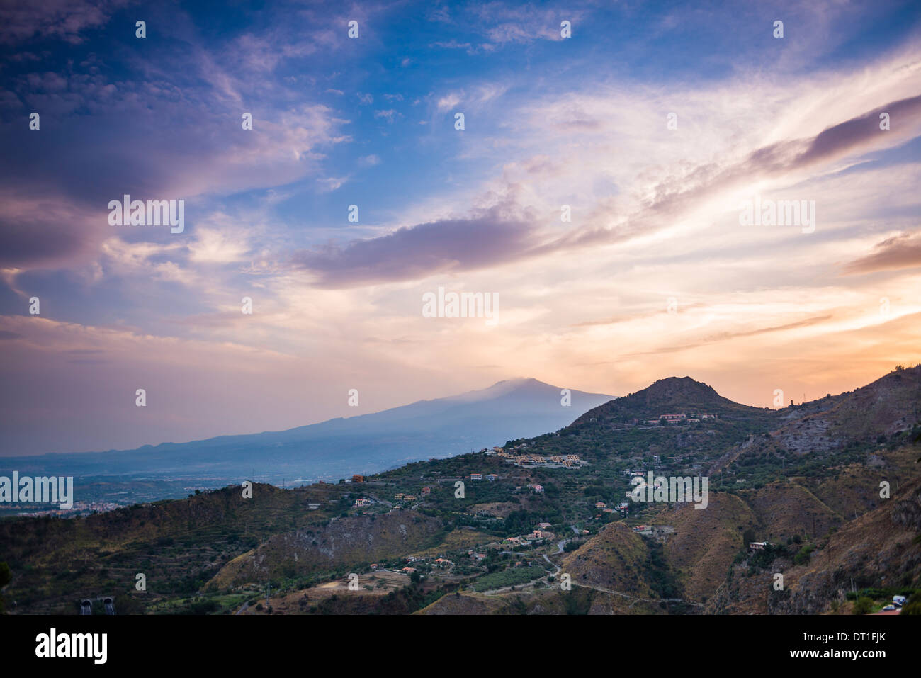 Il monte Etna al tramonto, Sito Patrimonio Mondiale dell'UNESCO, Taormina, Sicilia, Italia, Europa Foto Stock