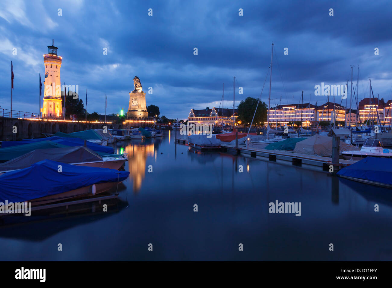 La porta con il faro e la scultura del leone bavarese, Lago di Costanza (Bodensee), in Baviera, Germania, Europa Foto Stock
