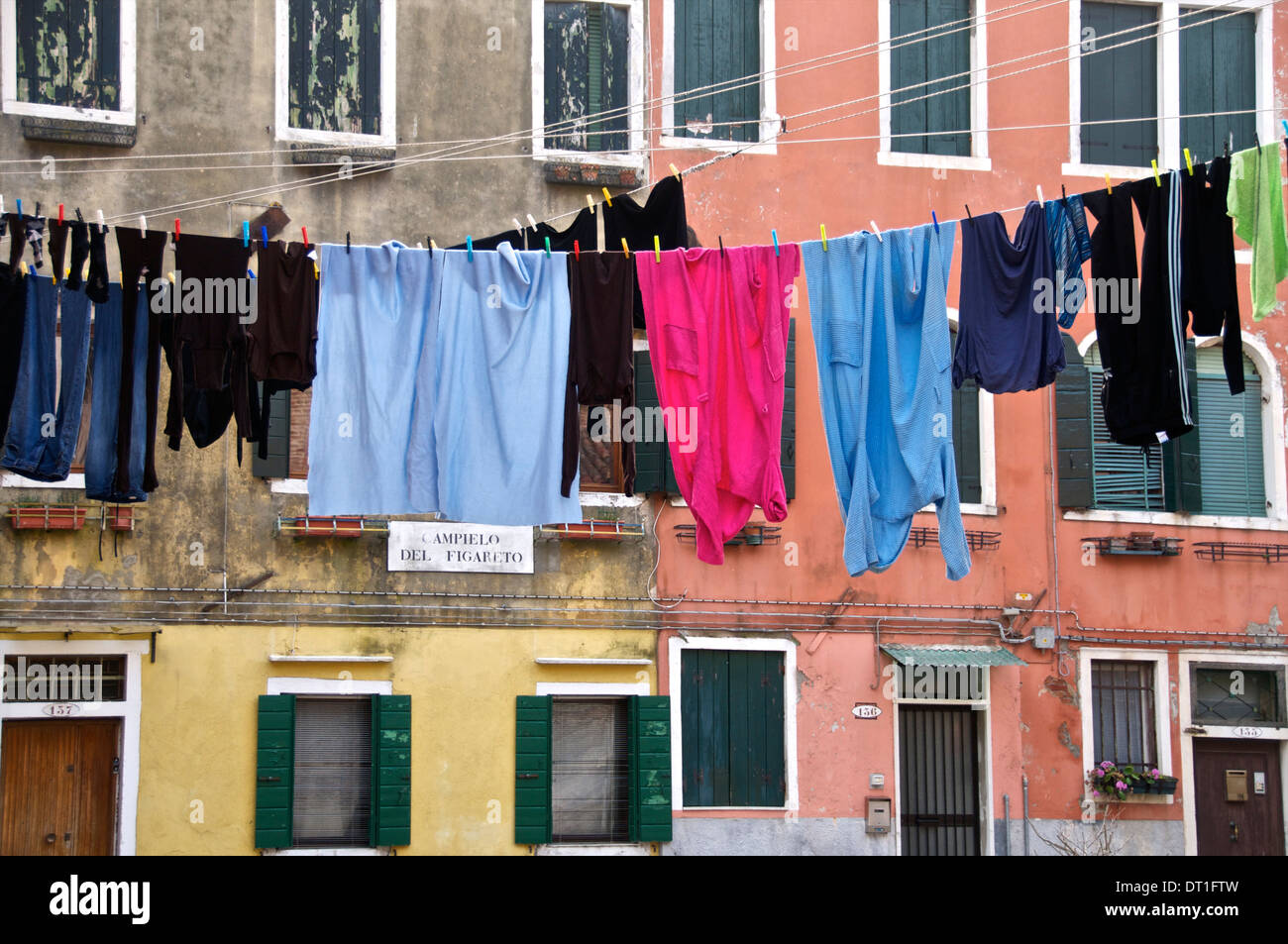 Linee di lavaggio appeso al di là della strada, il quartiere di Castello, Venezia, Veneto, Italia, Europa Foto Stock