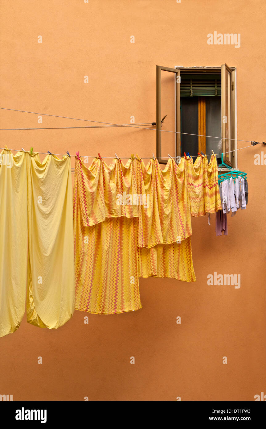 Linee di lavaggio appeso al di là della strada, il quartiere di Castello, Venezia, Veneto, Italia, Europa Foto Stock