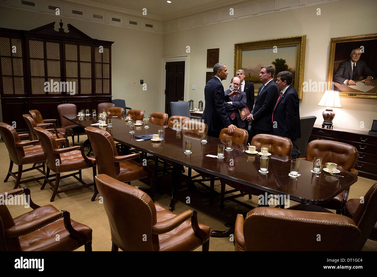 Il Presidente Usa Barack Obama colloqui con senatori democratica a seguito di un incontro con i membri del Congresso sulla cura conveniente agire nella sala Roosevelt della Casa Bianca il 6 novembre 2013 a Washington, DC. In piedi con il Presidente, da sinistra, sono: Sen. Chris Coon, Sen. Mark Udall, Sen. Mark Warner e il Sen. Mark Begich. Foto Stock