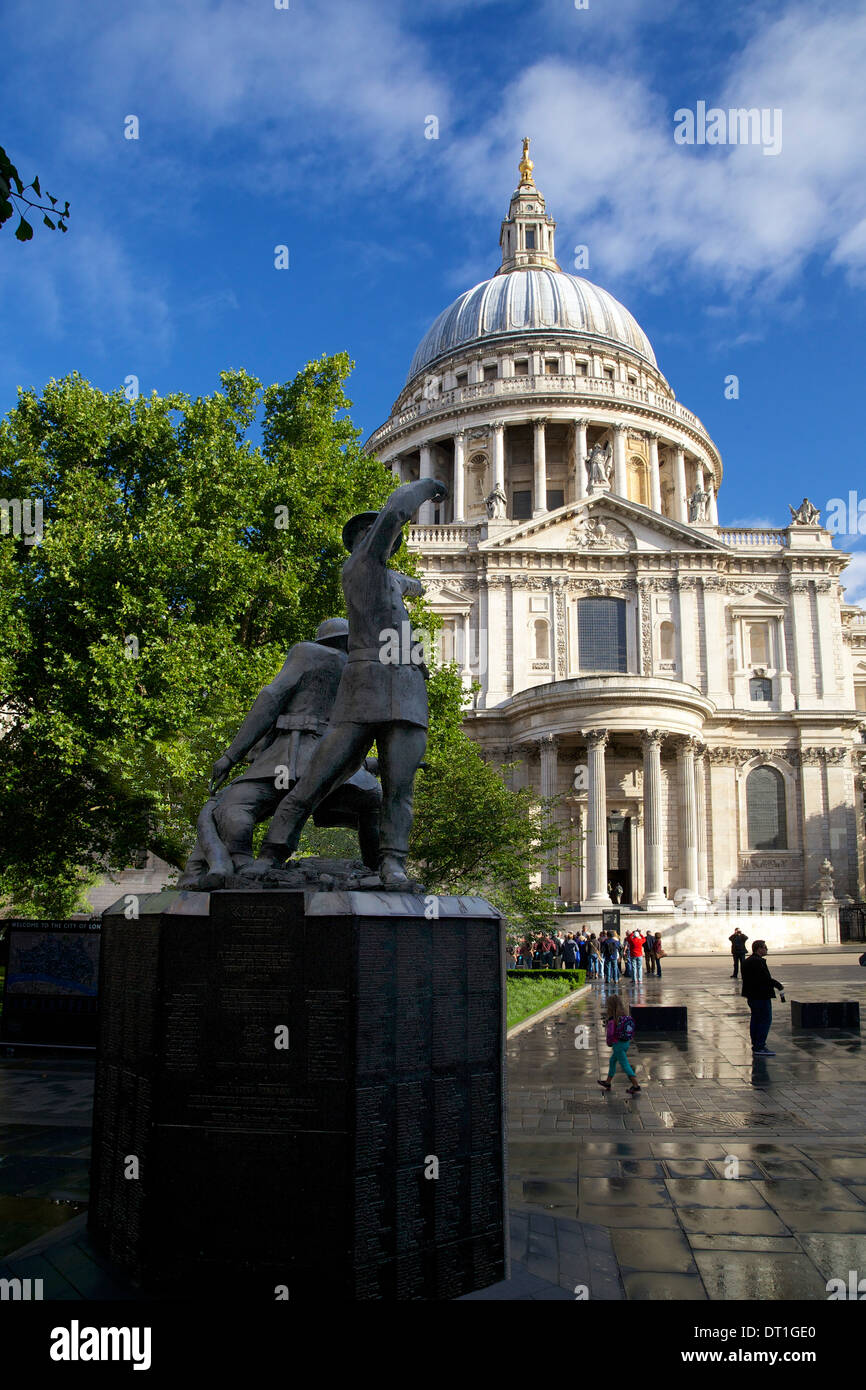 Vigili del Fuoco Nazionale Memorial, Sermone Lane, e la Cattedrale di San Paolo, City of London, Londra, Inghilterra, Regno Unito, Europa Foto Stock