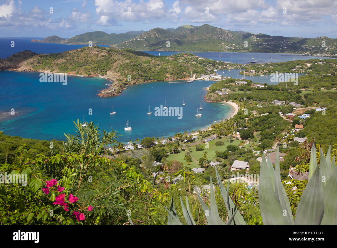 Vista del porto di inglese da Shirley Heights, Antigua, Isole Sottovento, West Indies, dei Caraibi e America centrale Foto Stock