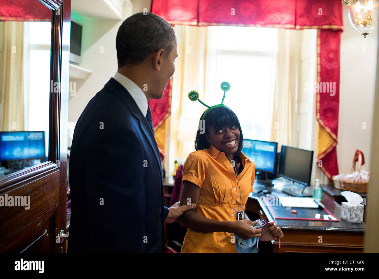Il Presidente Usa Barack Obama ferma per visualizzare Angela Tennison halloween hat in Usher dell'ufficio della Casa Bianca Ottobre 31, 2013 a Washington, DC. Foto Stock