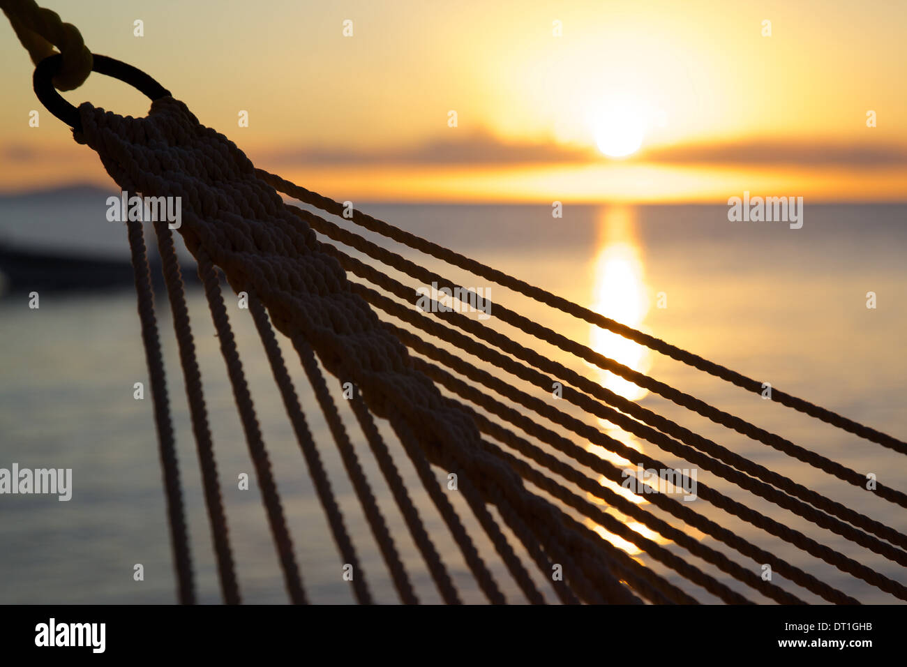 Amaca e la spiaggia al tramonto, Morris Bay, Santa Maria, Antigua, Isole Sottovento, West Indies, dei Caraibi e America centrale Foto Stock