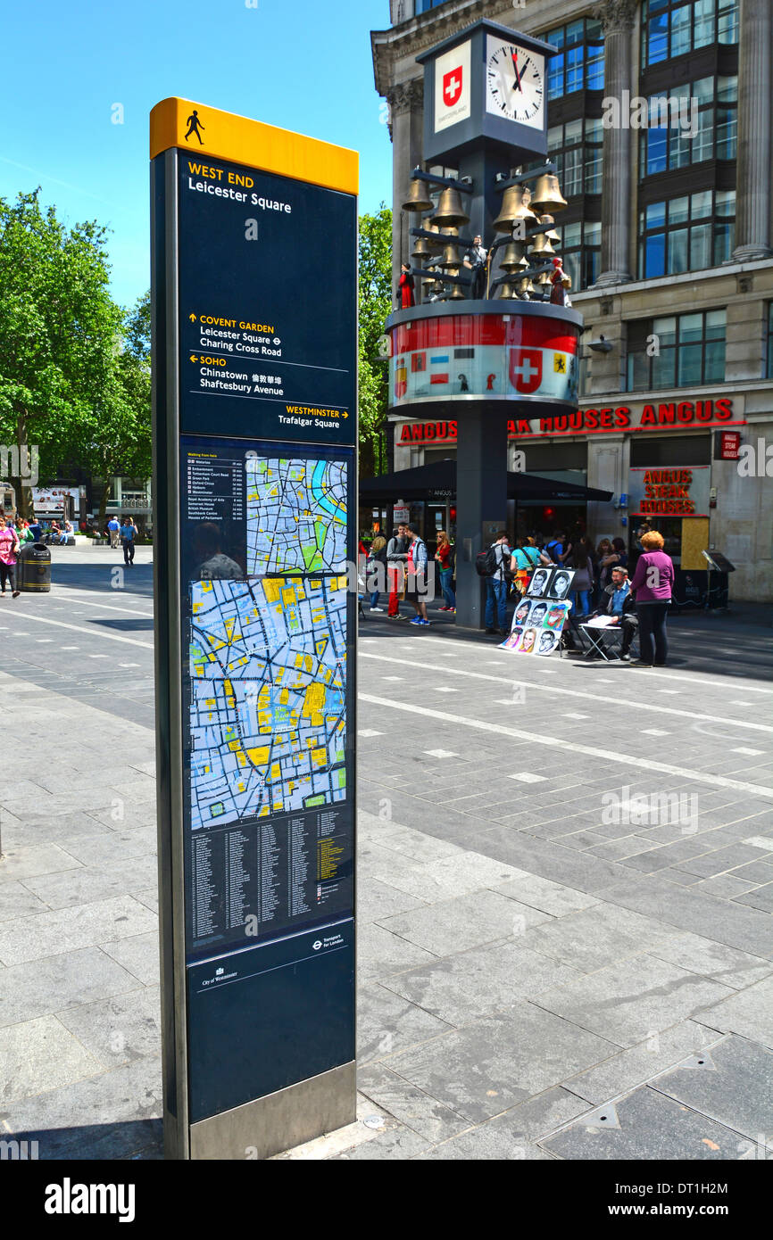 Leggibili London Street Sign listing vicino a West End destinazioni intorno al Leicester Square Foto Stock