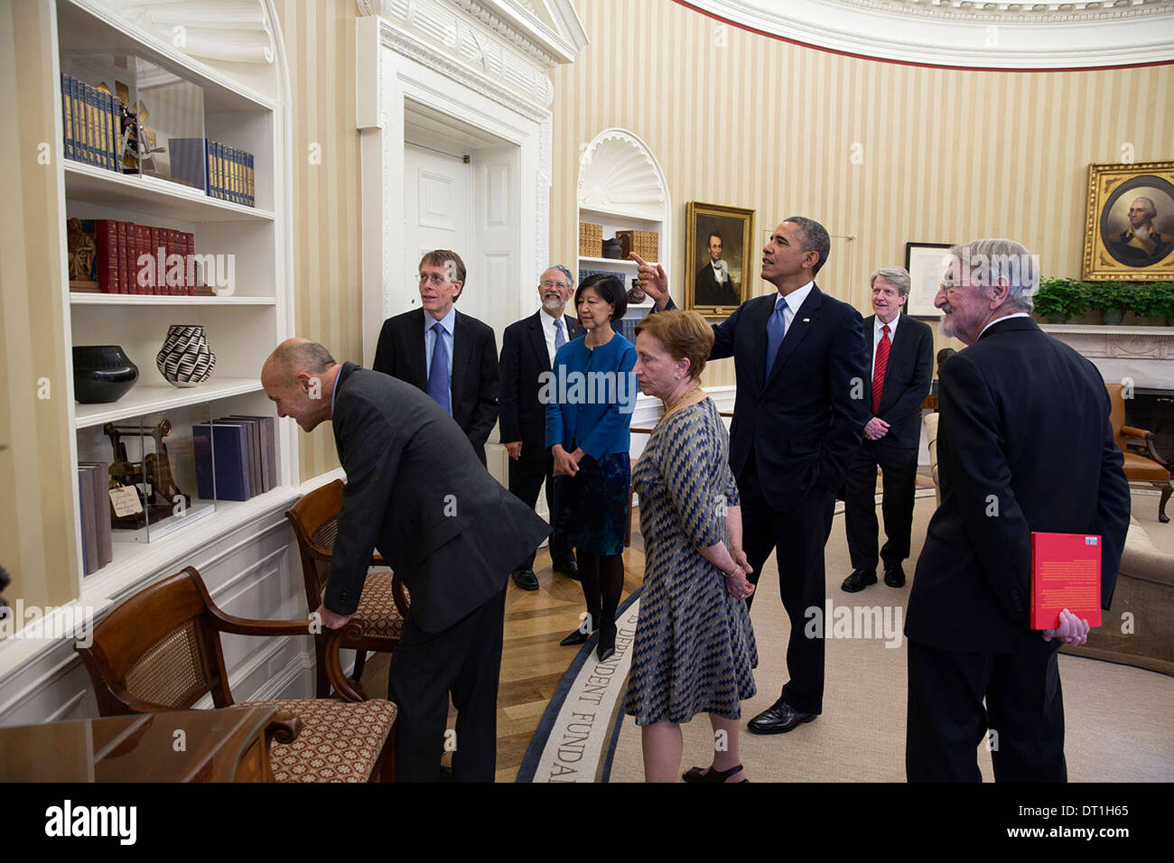 Il Presidente Usa Barack Obama punti su diversi modelli di brevetto durante la riunione con il 2013 American Premi Nobel e i loro coniugi nell'Ufficio Ovale della Casa Bianca Novembre 19, 2013 a Washington, DC. Foto Stock