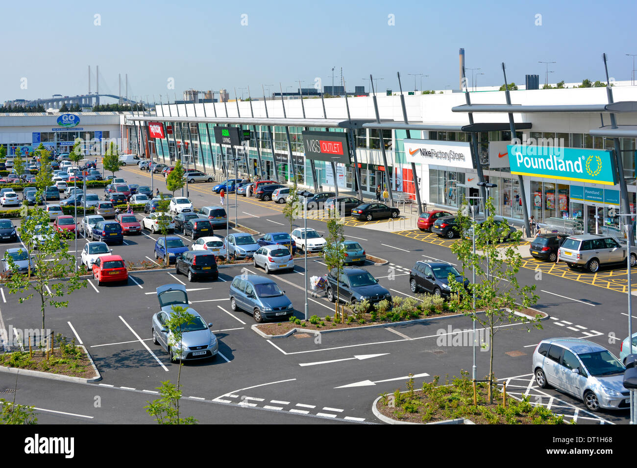 Centro commerciale Junction Retail Park, vista aerea delle aziende, parcheggio auto gratuito Dartford M25 e A282 Road attraversamento del fiume oltre Thurrock Essex Inghilterra Regno Unito Foto Stock