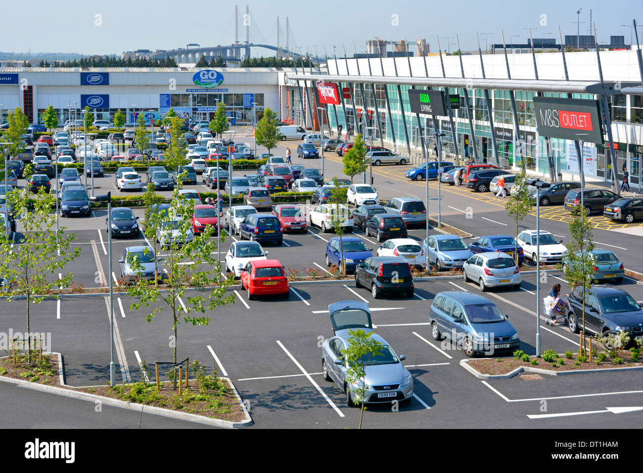 Vista aerea, vista dall'alto verso il grande parcheggio e gruppo di negozi assortiti presso il centro commerciale Lakeside Thurrock, Dartford Crossing oltre l'Essex UK Foto Stock