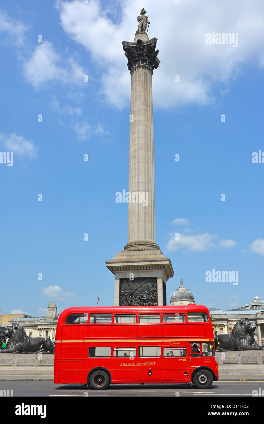 Rossi di Londra autobus Routemaster (no inserzioni) passante Nelsons Column Foto Stock