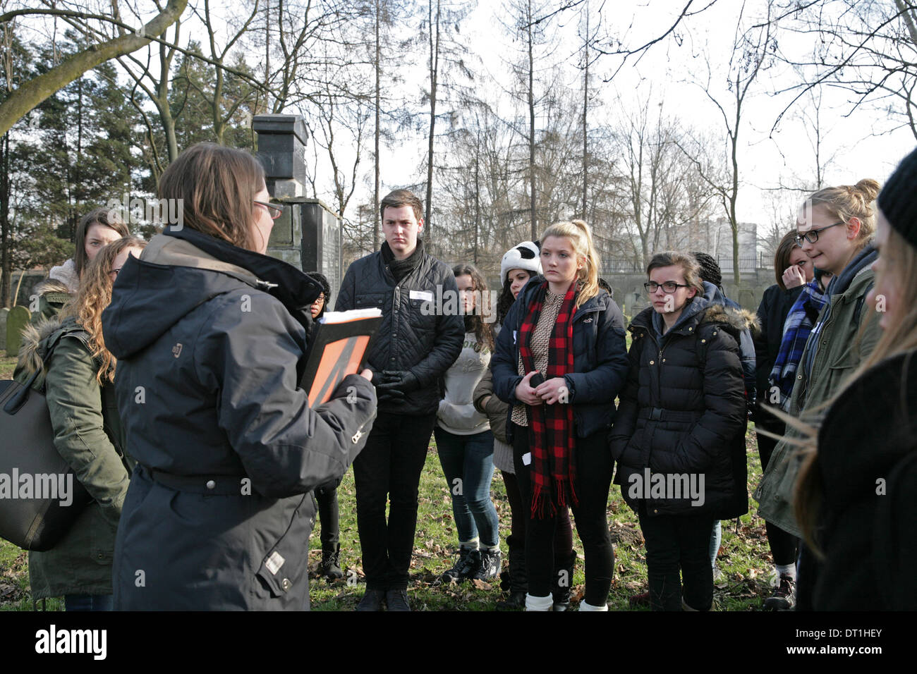 Auschwitz-Birkenau,Polonia,5 Febbraio 2014,studenti hanno ascoltato a colloqui su il cimitero ebraico al credito Auschwit: Keith Larby/Alamy Live News Foto Stock