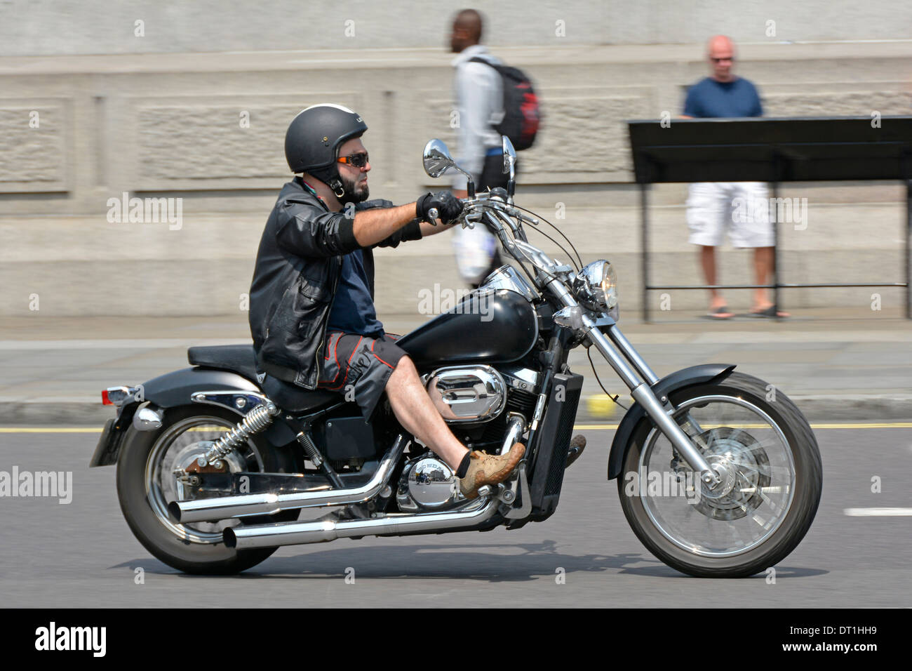 In sella a una Honda moto con manubrio alto in una calda giornata estiva a  Londra Foto stock - Alamy