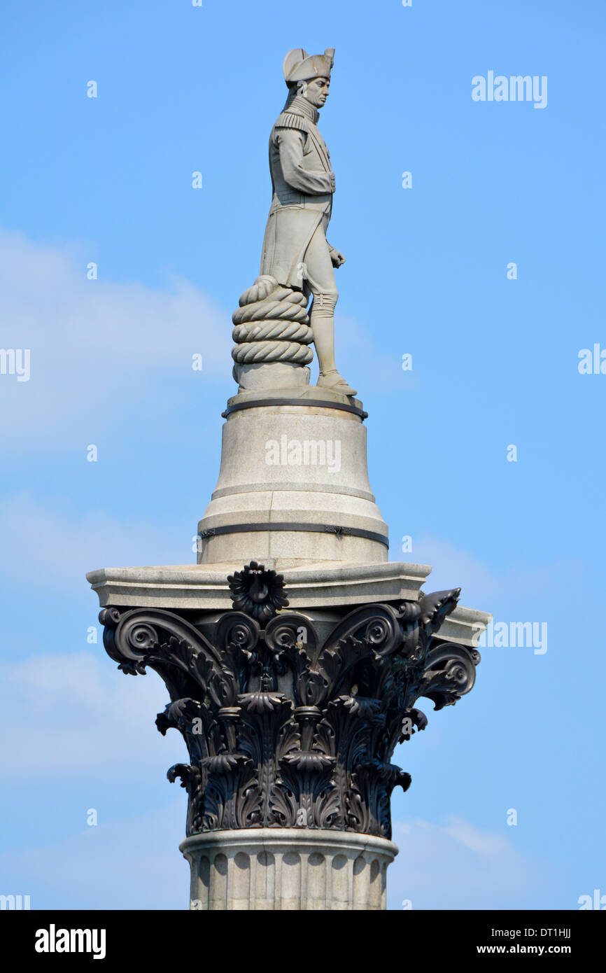 Londra Inghilterra close up di Horatio Nelson statua in arenaria Craigleith in cima al suo stile corinzio Colonna della Vittoria Foto Stock