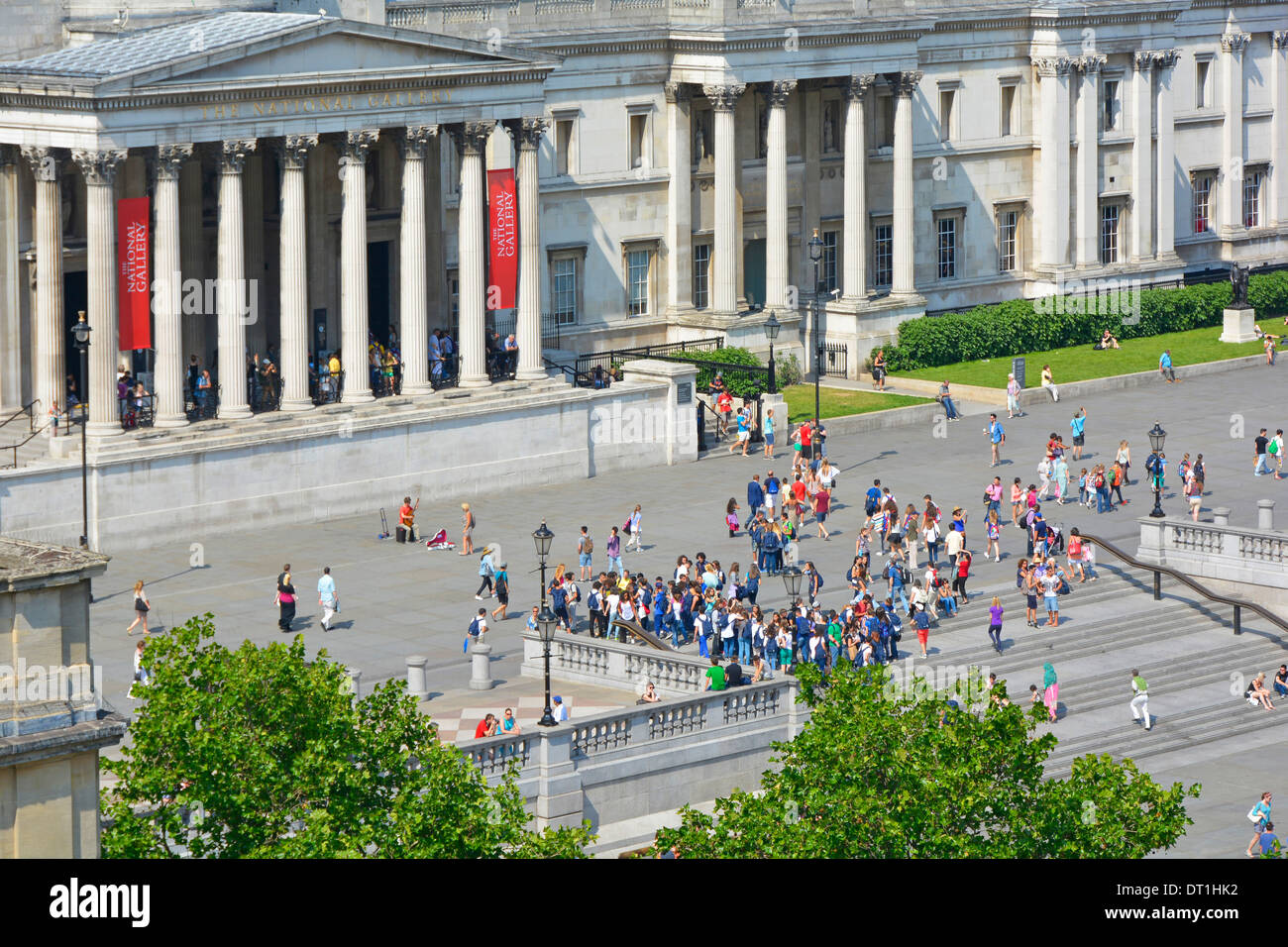 Guardando verso il basso sui turisti e visitatori al di fuori della Galleria Nazionale Foto Stock