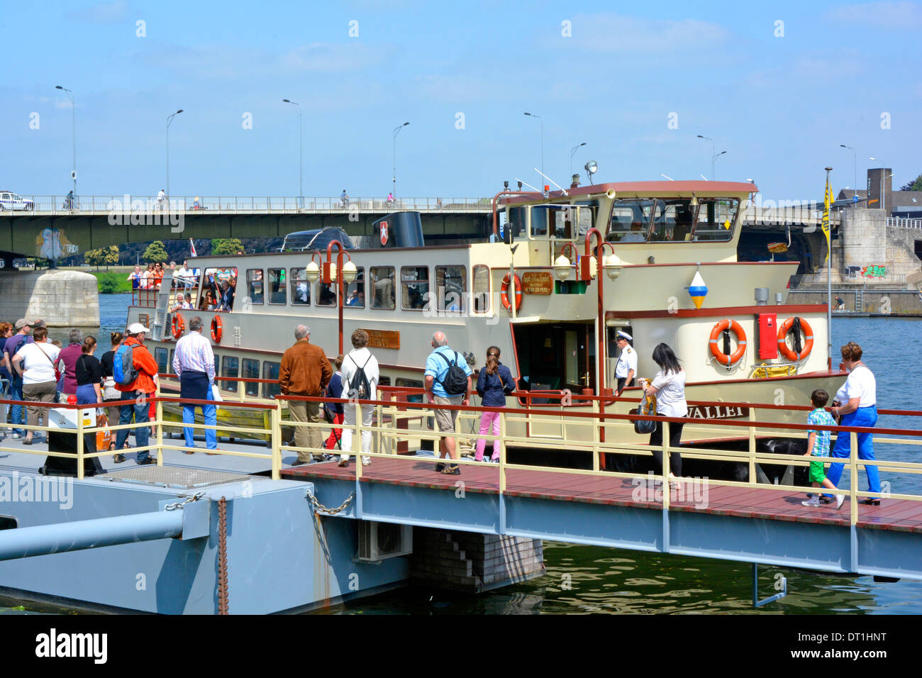 La barca turistica sulla Mosa della città di Maastricht riporta i passeggeri all'imbarco del gruppo successivo che aspetta di salire a bordo della soleggiata giornata estiva del cielo blu Foto Stock