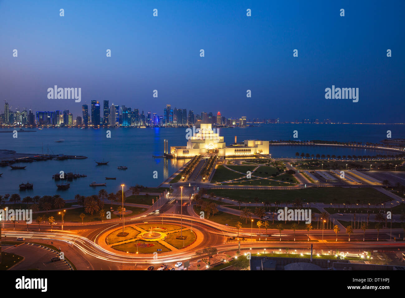 Il traffico alla rotatoria di fronte al Museo di Arte Islamica di notte, Doha, Qatar, Medio Oriente Foto Stock