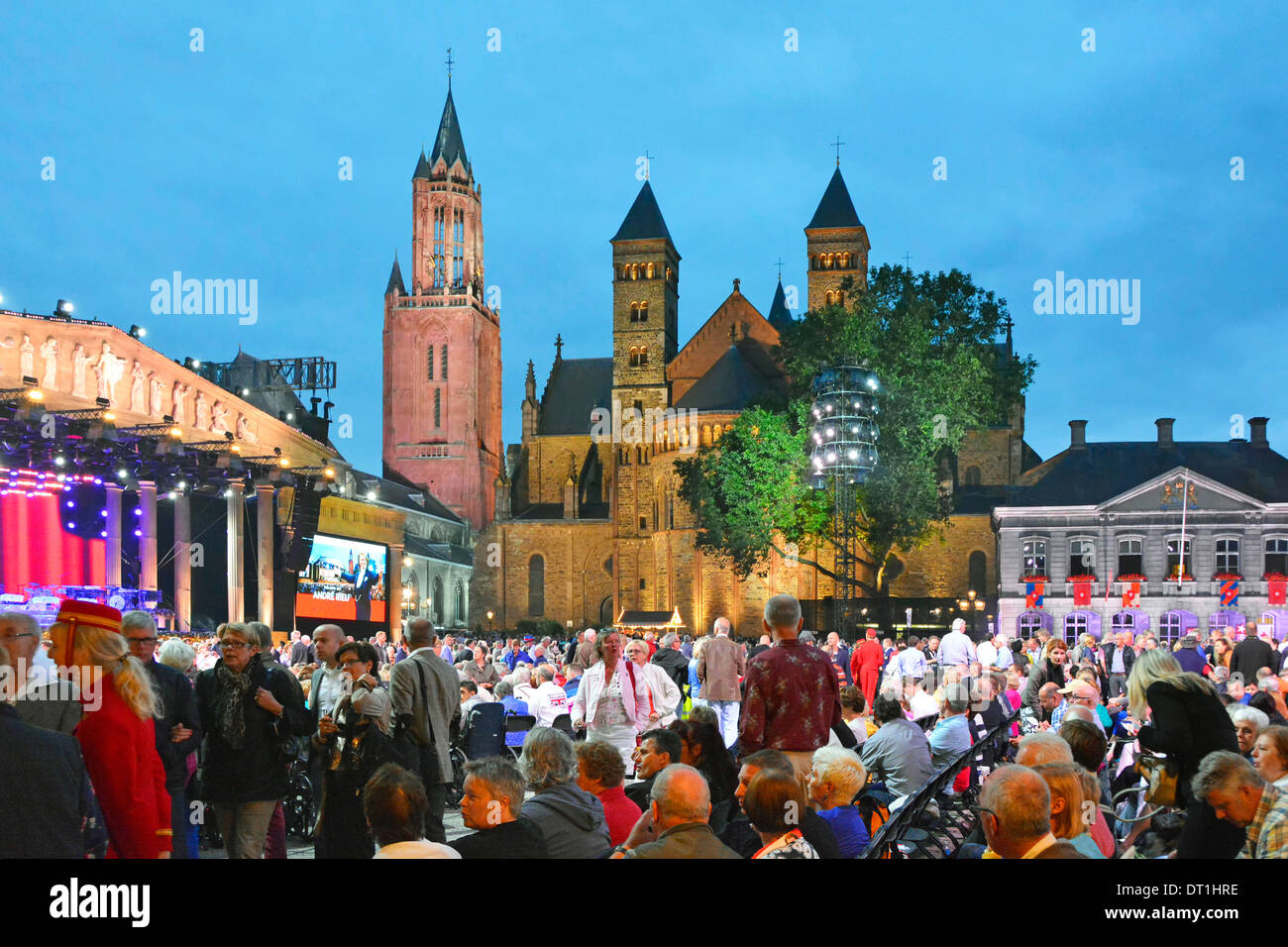 Maastricht Vrijthof Square André Rieu intervallo di concerti musicali luglio caldo tramonto d'estate sera torri e guglie storiche della chiesa in Limburgo Paesi Bassi UE Foto Stock