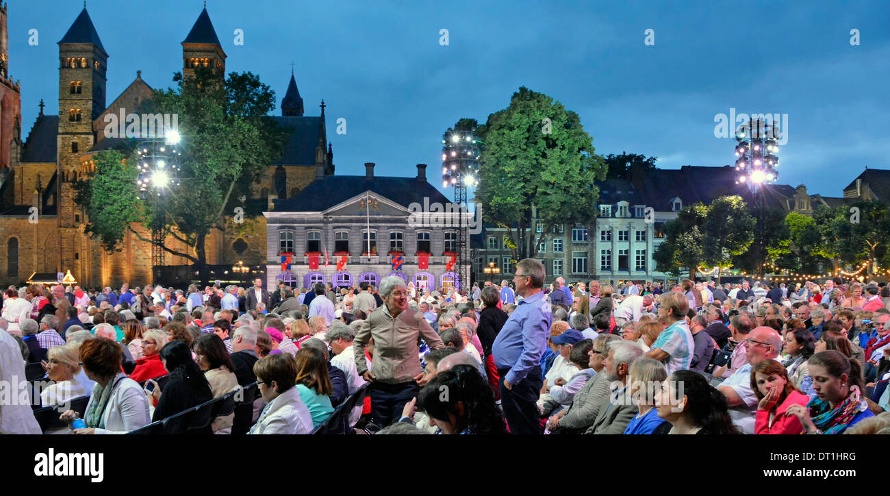 Maastricht Vrijthof Square André Rieu intervallo di concerti musicali luglio caldo tramonto d'estate sera torri e guglie storiche della chiesa in Limburgo Paesi Bassi UE Foto Stock