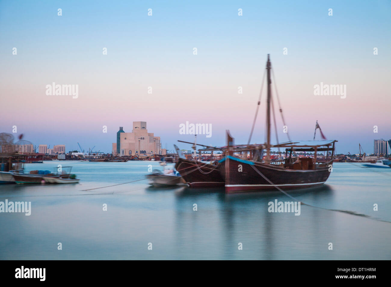 Barche nella baia di Doha e il Museo di Arte Islamica, Doha, Qatar, Medio Oriente Foto Stock
