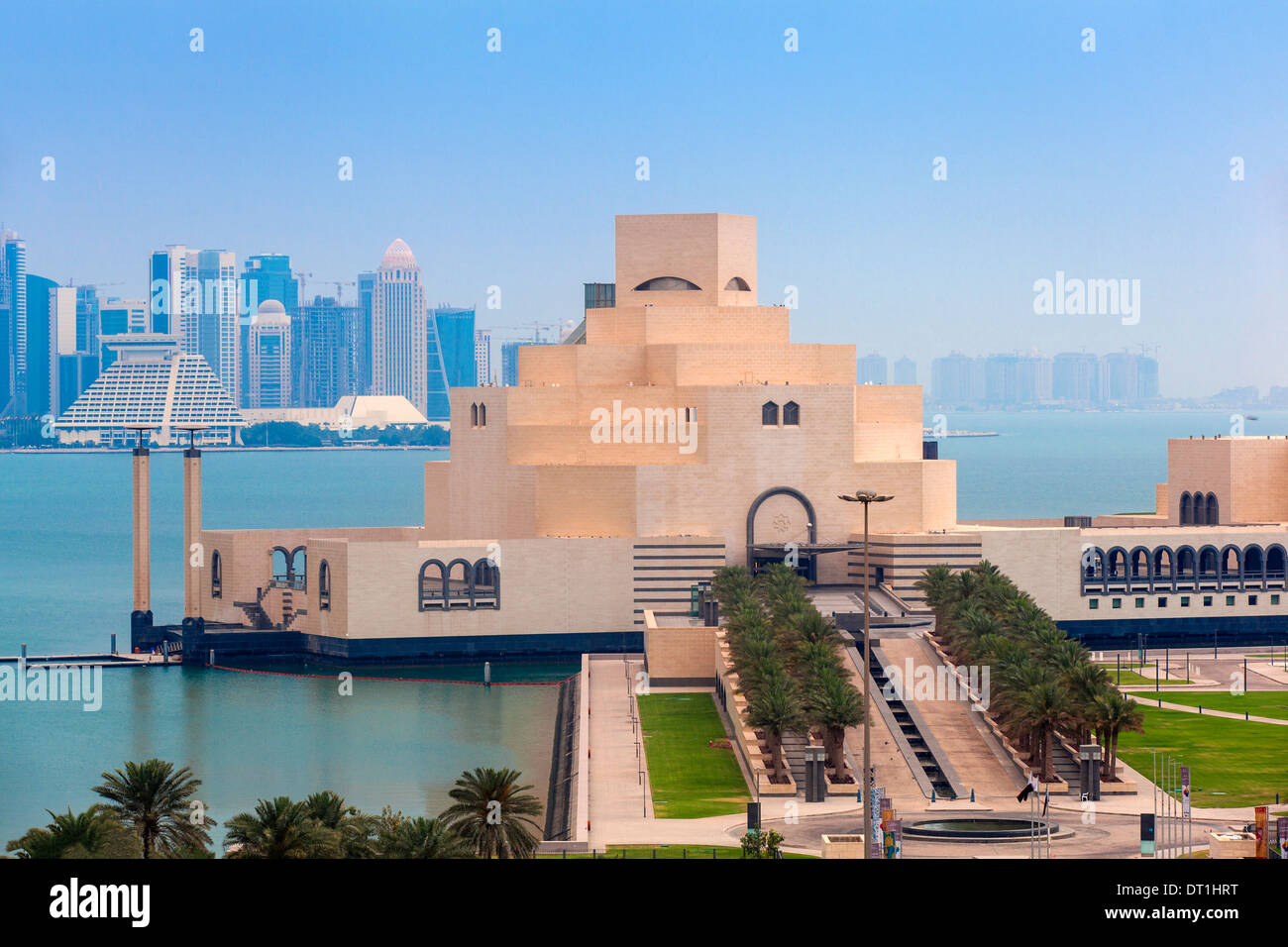Il museo di arte islamica all'alba, Doha, Qatar, Medio Oriente Foto Stock