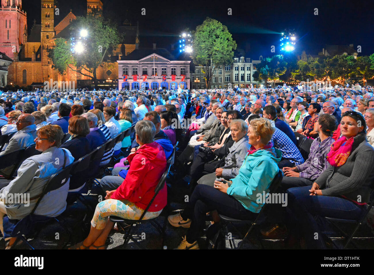 Maastricht Vrijthof Square Limburg primo piano ascoltando e guardando André Rieu, evento serale di concerti musicali, alberi illuminati ed edifici Foto Stock