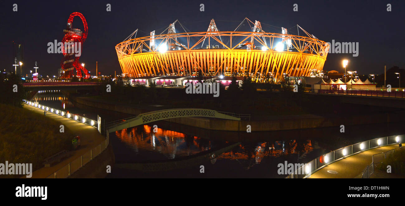 Olimpiadi di Londra 2012 Stadium e Torre di orbita illuminate per i giochi olimpici con riflessi nel fiume Lea Foto Stock
