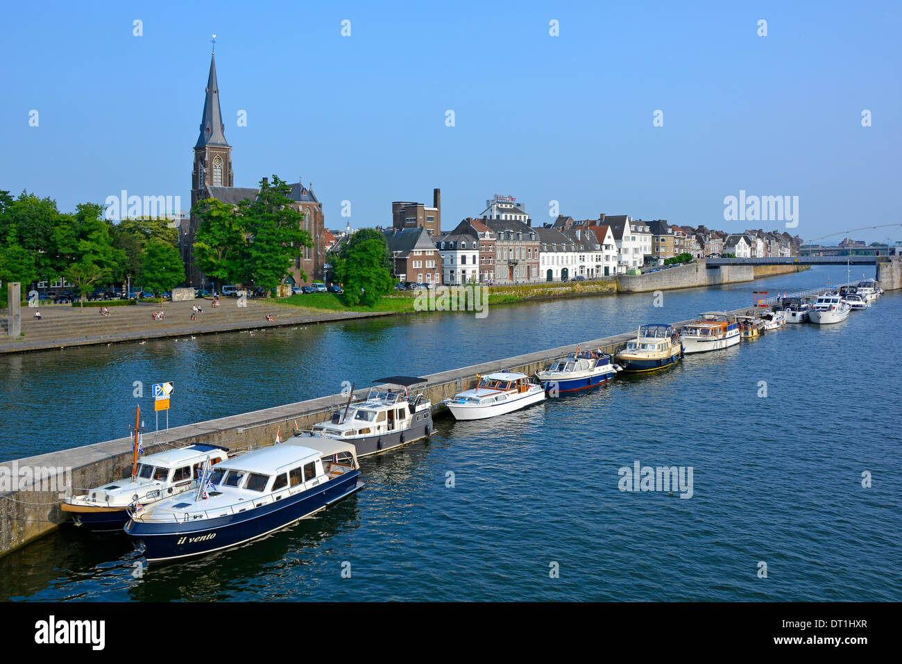 La Mosa del fiume Maastricht (maas) e il lungo muro di banchina che separa il canale principale del fiume forniscono ormeggi per visitare le chiesette delle barche a motore, punto di riferimento dell'UE Foto Stock