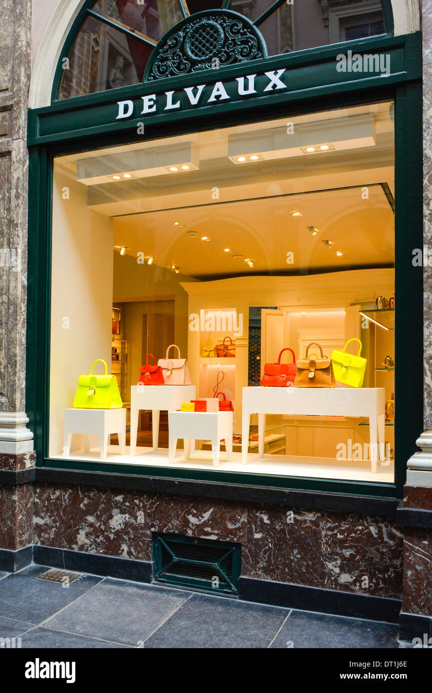 Delvaux vetrina del produttore belga di lusso pelletteria fondata nel 1829 Galeries Royales Saint Hubert Bruxelles Belgio Europa Foto Stock