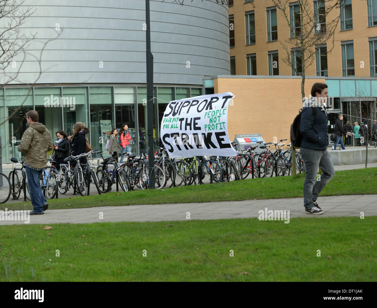 Manchester, Regno Unito . 06 feb 2014. Un banner mostra che gli studenti presso l Università di Manchester sostenere la giornata sciopero da accademici e non-personale accademico. Riscontri dai tre principali sindacati, UCU, Unison e unite sono il rifiuto di un 1% di aumento di stipendio, il che rappresenta un 13% paga tagliato dal 2009. Sciopero Università di Manchester, UK 06 febbraio 2014 Credit: Giovanni friggitrice/Alamy Live News Foto Stock