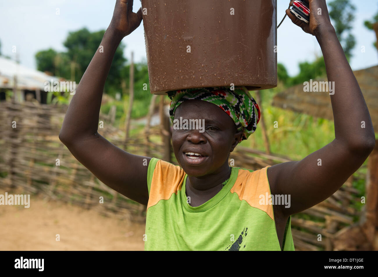 Donna che trasportano acqua, Janjangbureh sull isola MacCarthy, Gambia Foto Stock