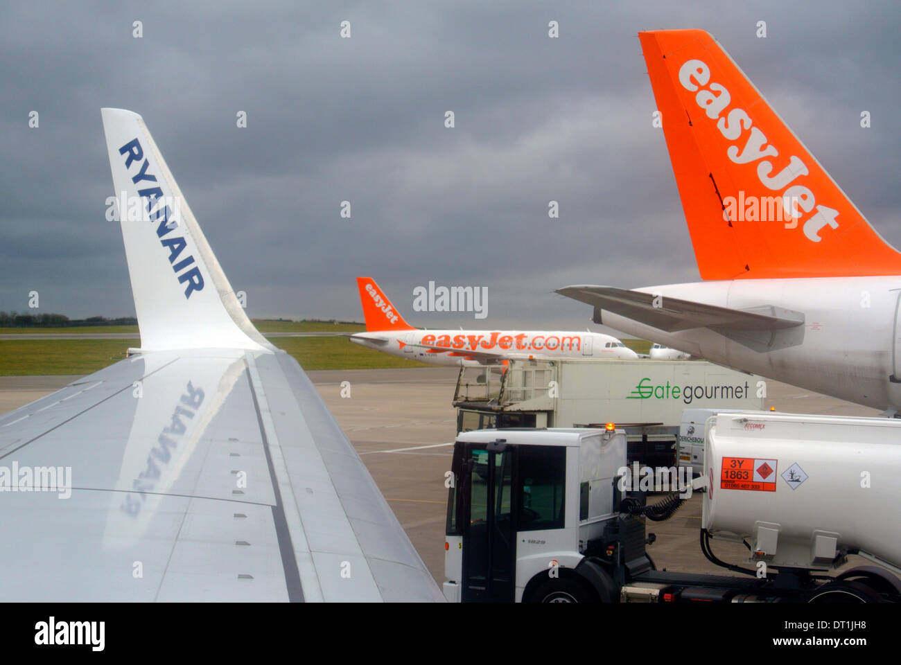 Ryanair e Easyjet su aeromobili stand all'aeroporto Foto Stock