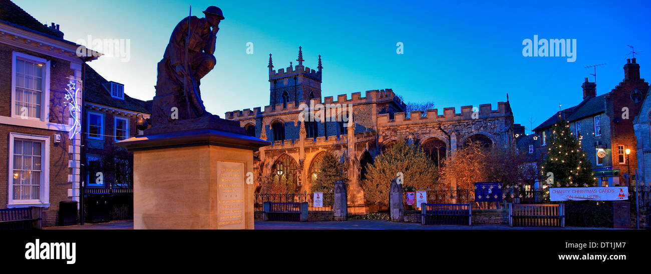 Memoriale di guerra e la chiesa di Tutti i Santi, Huntingdon town, Cambridgeshire, England, Regno Unito Foto Stock