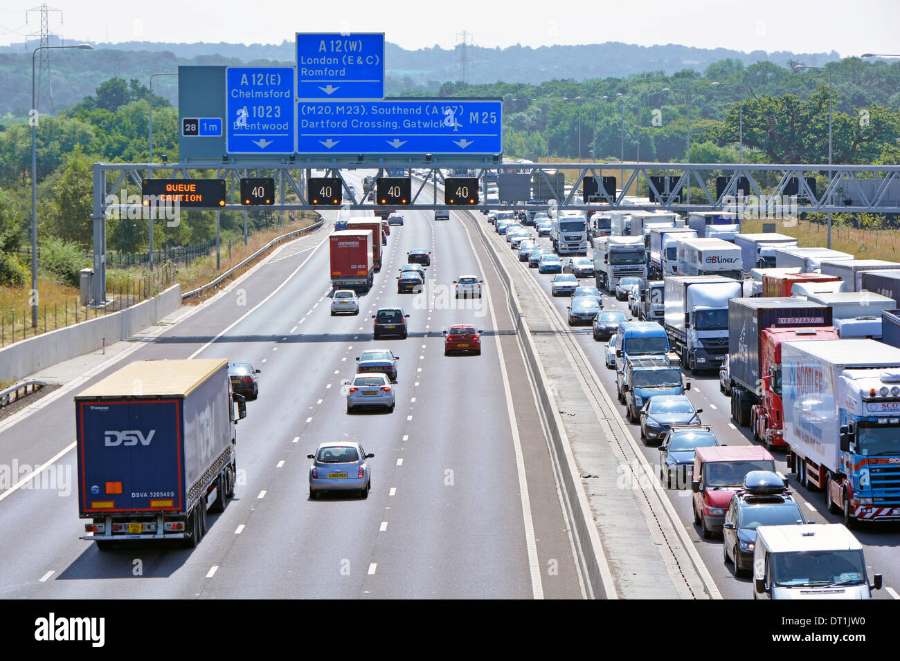 Segno del gantry spanning otto lane M25 autostrada allo svincolo 28 elettronici con display digitale e avvisi sul traffico paralizzata Foto Stock