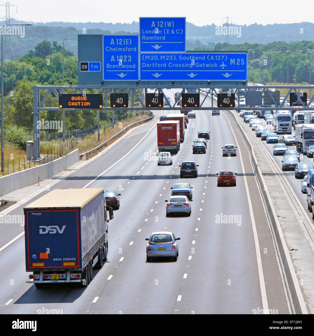 Segno del gantry spanning otto lane M25 autostrada allo svincolo 28 elettronici con display digitale e avvisi sul traffico paralizzata Foto Stock