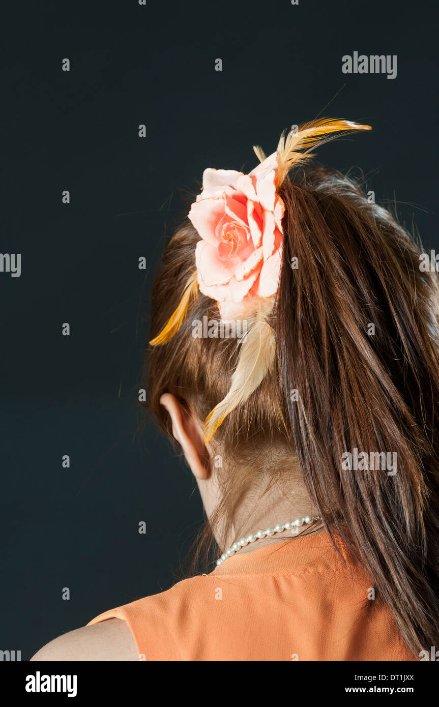 Donna con un fiore sul suo capo Foto Stock