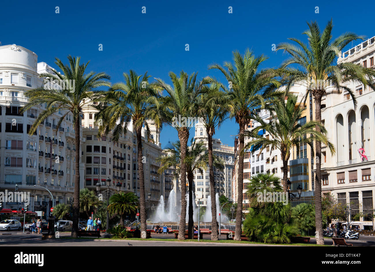 Gli alberi di palma, edifici alti e una fontana in Plaza del Ayuntamiento a Valencia Valenciana, Spagna, Europa Foto Stock