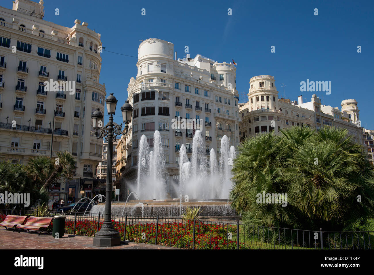 Una fontana e degli edifici circostanti in Plaza Ayuntamiento (Piazza del Municipio) a Valencia Valenciana, Spagna, Europa Foto Stock