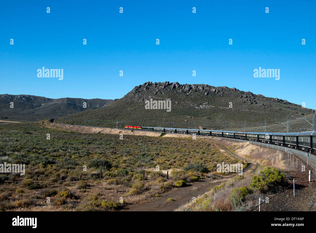 Rovos convoglio ferroviario circa per entrare in un tunnel in Klein Karoo deserto, Sud Africa e Africa Foto Stock