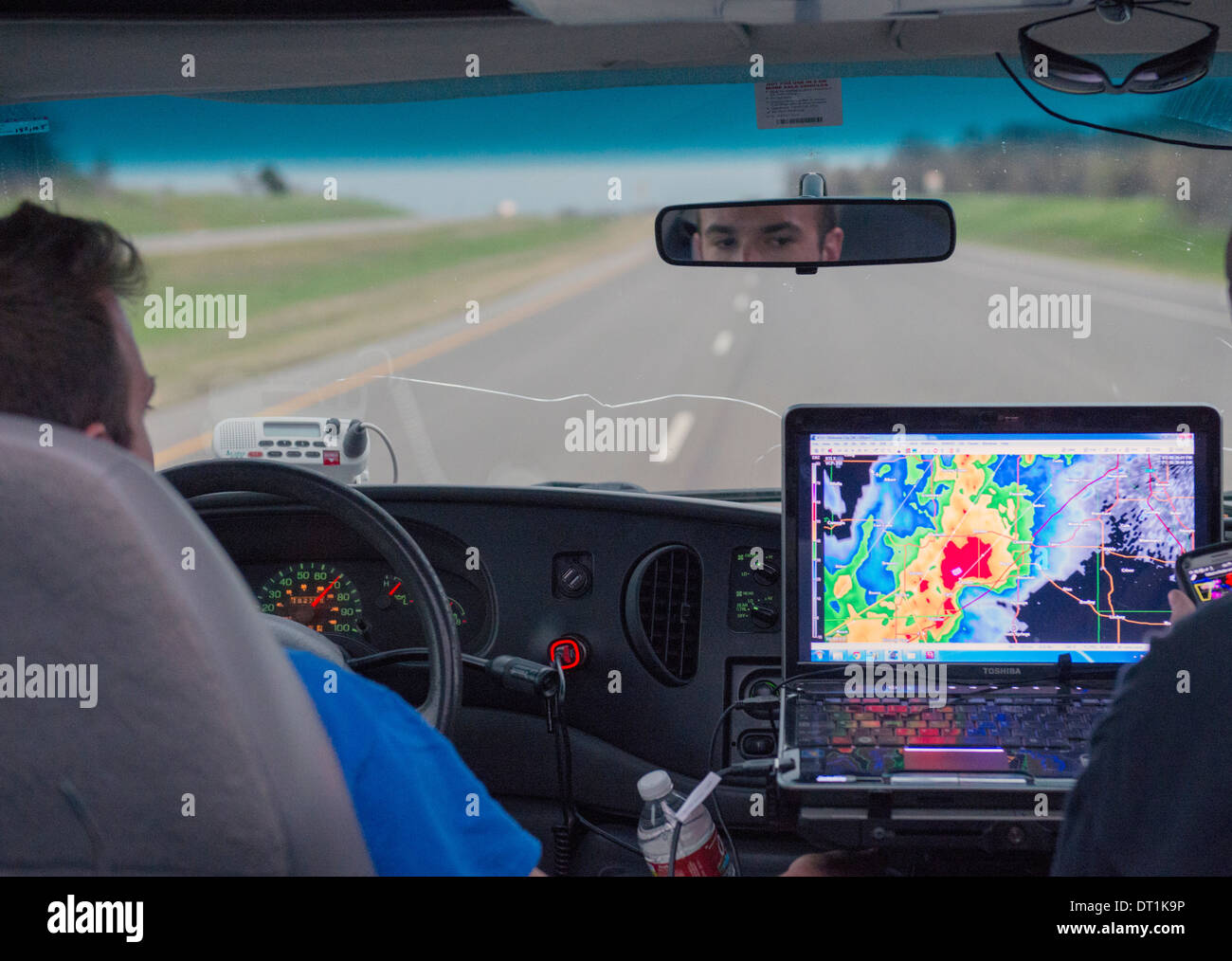 Dave titolare occhi schermata radar sul laptop del suo navigatore Blake Knapp, Extreme Tornado Tour, Oklahoma, Stati Uniti d'America Foto Stock