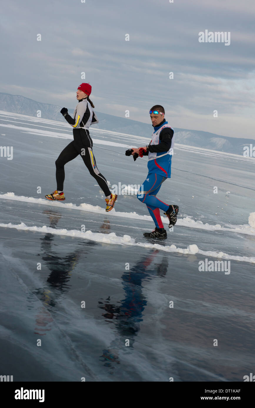Il nono Lago Baikal maratona di ghiaccio, il lago Baikal, Oblast di Irkutsk, Siberia, Federazione Russa, Eurasia Foto Stock