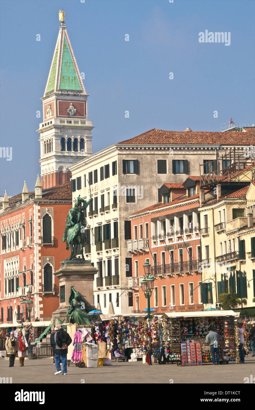 Statua di bronzo di Vittorio Emanuele da San Marco Canal, e San Marco Campanile, Venezia, sito UNESCO, Veneto, Italia Foto Stock